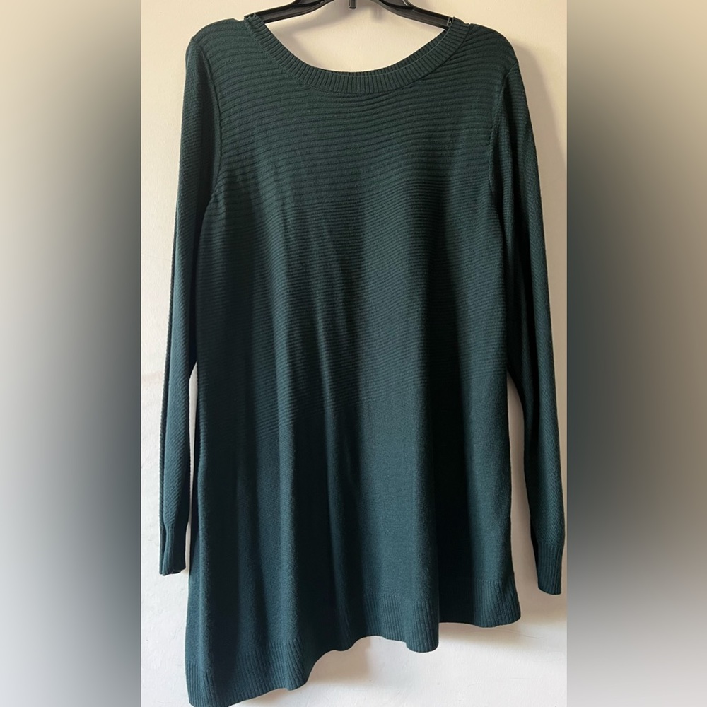 Beautiful Apt 9 stylish dark green sweater.